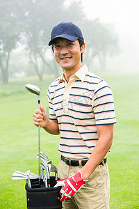 快乐的高尔夫球手从高尔夫球袋中取出球杆