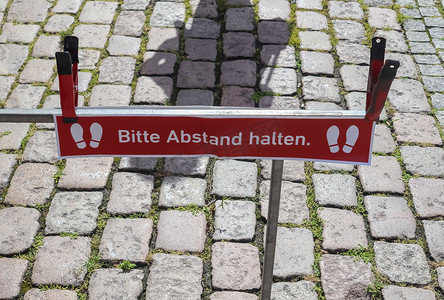 用德语保持距离符号。