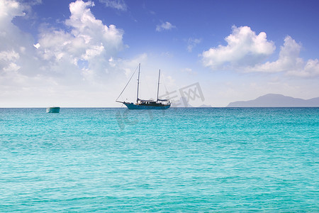 福门特拉岛 Illetas 海滩地平线上的锚船