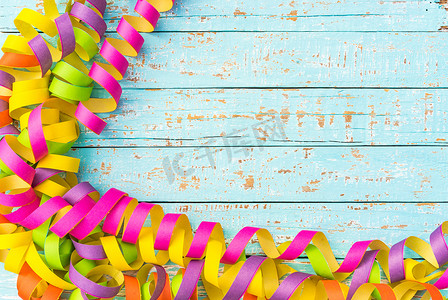 彩带装饰摄影照片_派对、生日或狂欢节庆祝活动的彩色彩带背景