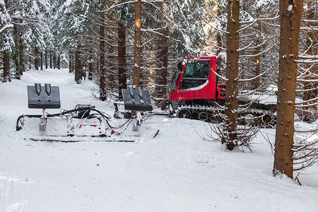 冬季白雪皑皑的森林中的红色雪地摩托