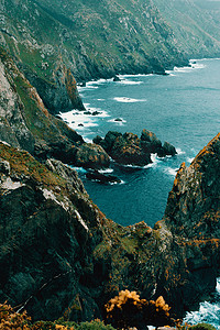 欧洲巨大的悬崖，绿草如茵，大海拍打着它们