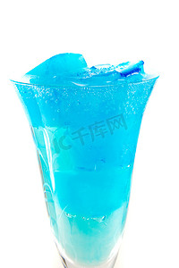 带冰块酒杯摄影照片_带蓝色冰块的酒杯顶部