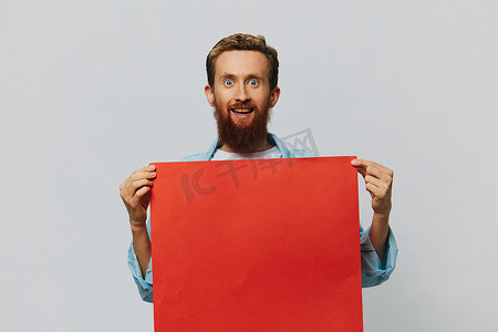 灰色背景中一位成年男性的肖像，上面有一张红色纸，供您设计和文字、布局、复制空间、文字空间
