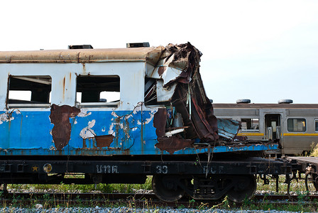 从火车站带走的坠毁或损坏的火车残骸