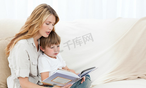 妈妈和儿子一起读书