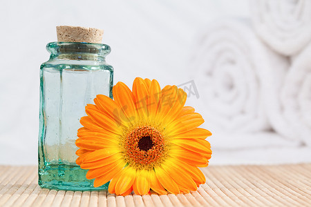 一个玻璃瓶和一朵带白毛巾的向日葵