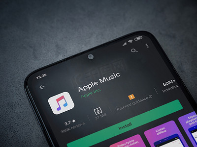 苹果手机黑色手机摄影照片_黑色手机显示屏上的 Apple Music 应用程序播放商店页面