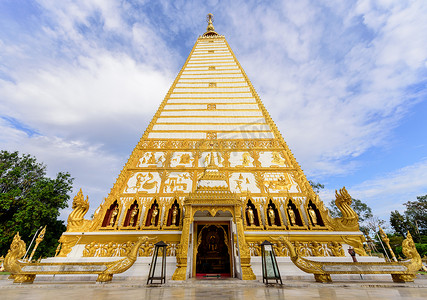 清晨在泰国乌汶府的 Wat Phra That Nong Bua