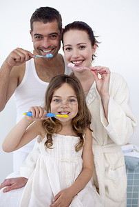 一家人在浴室刷牙