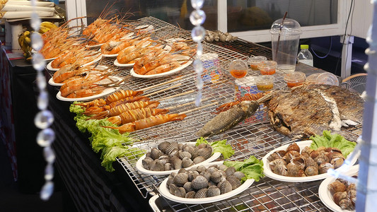 全国亚洲异国情调准备在泰国夜市美食广场吃海鲜。