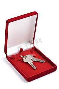 孤立的红色礼品盒中的钥匙