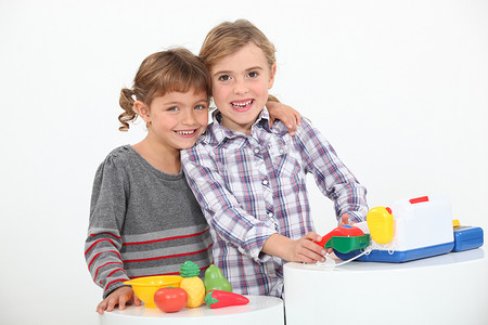 两个孩子玩耍的肖像