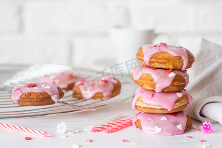 带草莓釉的心形甜甜圈 — 情人节概念