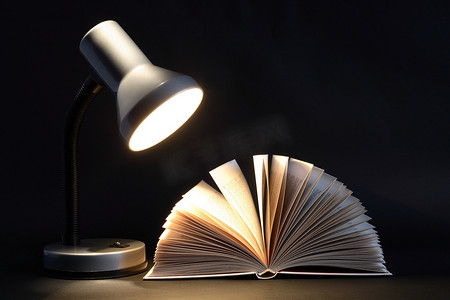 书和灯