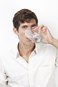 白色背景下年轻人喝水的肖像