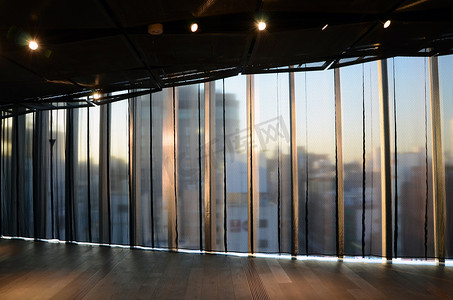窗户阴影摄影照片_现代建筑中的窗帘背景