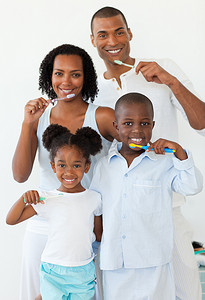 微笑的家庭刷牙