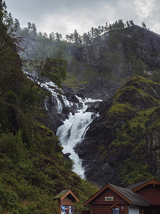 挪威奥达霍达兰县 13 号公路沿线的双瀑布 Latefoss 或 Latefossen 和纪念品商店小屋。