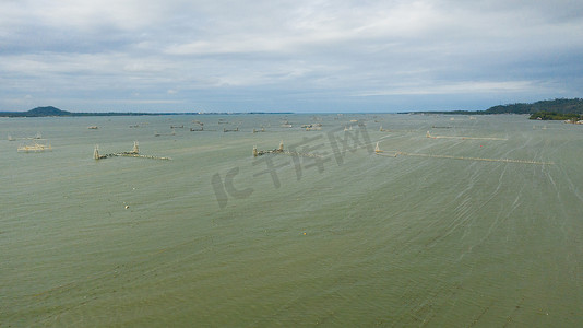水产底纹摄影照片_海中的养鱼场。