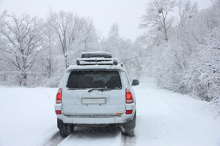 在一辆无法认出的汽车后的多雪的冬天路