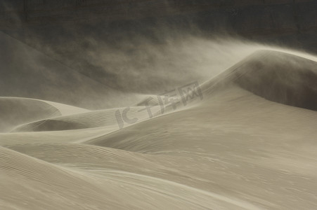 沙子在风中吹过沙丘