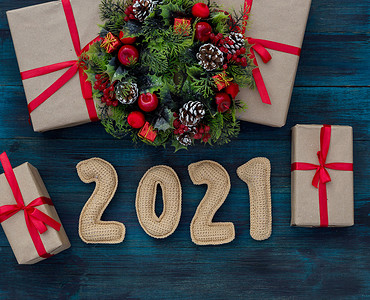 .2021年针织数字、礼品和装饰花环的圣诞背景