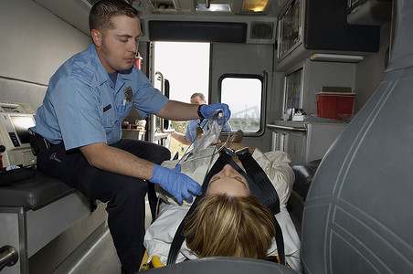 男性护理人员在救护车中照顾受害者