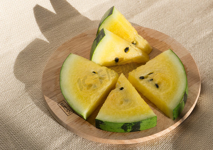 黄色西瓜切成楔形用于西瓜饮食