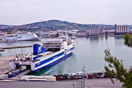 意大利安科纳 — 2019 年 6 月 8 日：安科纳港停靠着游轮和船只，享有城市景观。