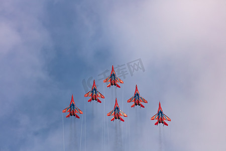 MIG-29 喷气式战斗机中队在航展期间飞行