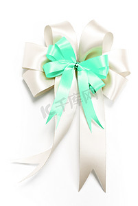 用于装饰礼盒的白色和绿色丝带蝴蝶结