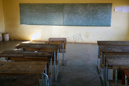 贫困学校摄影照片_非洲学校简陋的教室