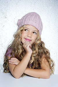 微笑手势小女孩冬季粉红色帽子肖像