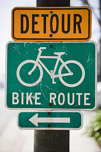 箭头指示方向摄影照片_带有箭头指示方向的自行车路线标志