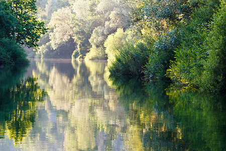 采草摄影照片_克罗地亚斯普利特附近的采蒂纳河上的美丽倒影