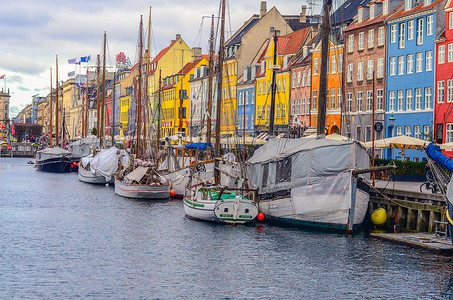 丹麦哥本哈根的 Nyhavn 码头，有彩色建筑和船只