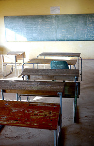 非洲学校简陋的教室
