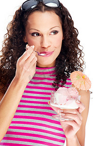 吃冰淇淋的女人