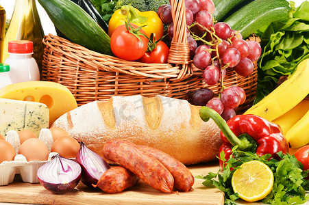 各种杂货产品，包括蔬菜水果酒面包
