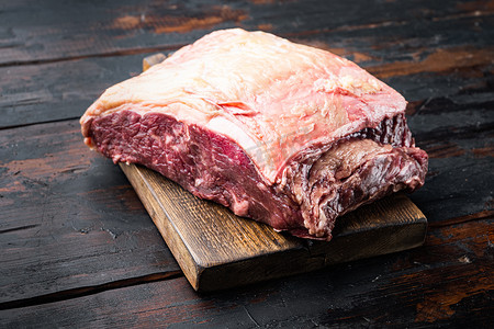 Striploin 牛排，生牛肉屠宰切割，在旧木桌上