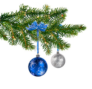 圣诞树上的蓝色银色玻璃球