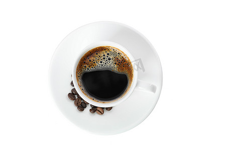 一杯咖啡加咖啡豆隔离在白色背景，顶视图。