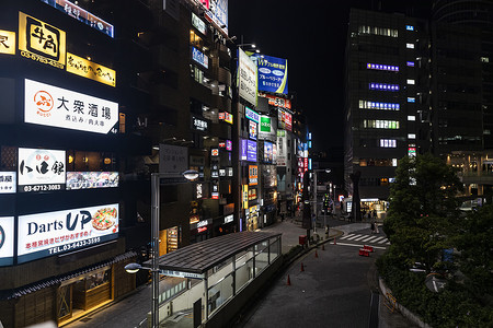 城市日本摄影照片_日本东京 — 2019年8月16日：前面的餐厅和居酒屋