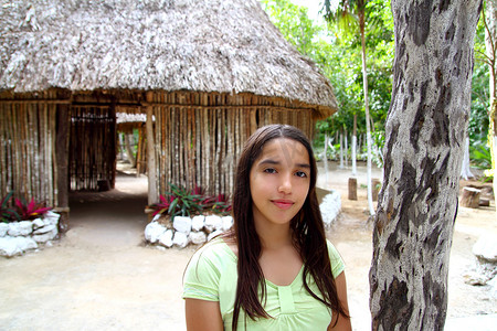 丛林帕拉帕小屋雨林中的印度女孩