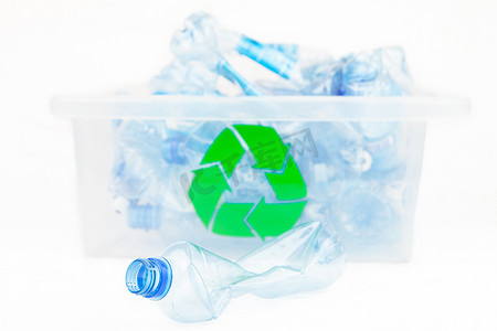 塑料瓶回收箱摄影照片_回收箱前的塑料瓶