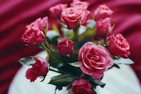 浪漫的玫瑰花束、节日礼物和花卉之美
