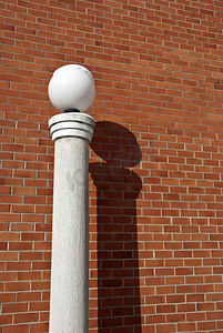 红砖墙附近柱子上的现代灯