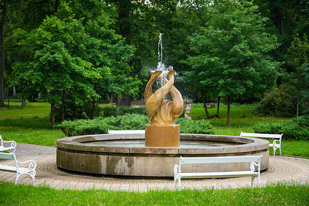 捷克共和国Frantiskovy Lazne — 2020年6月14日：带鱼雕的喷泉