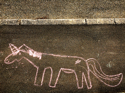 创意长颈鹿摄影照片_孩子的街头艺术